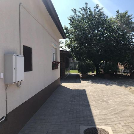 Bettina Vendeghaz Apartment Kiskoros Bagian luar foto