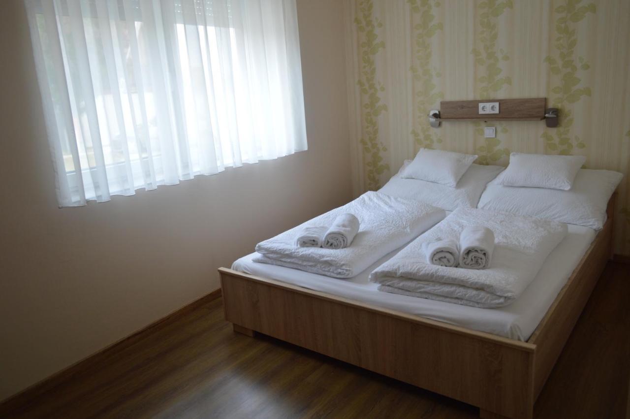 Bettina Vendeghaz Apartment Kiskoros Bagian luar foto