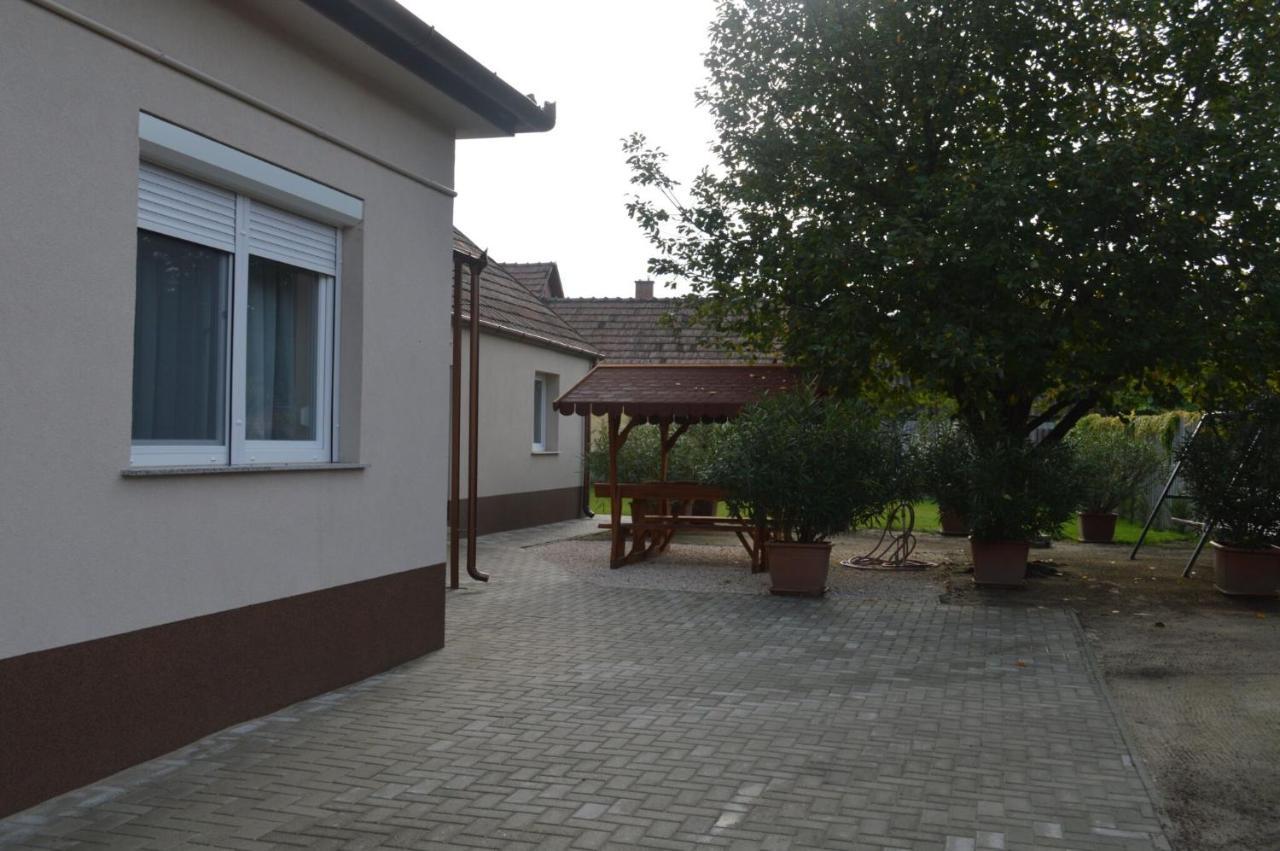 Bettina Vendeghaz Apartment Kiskoros Bagian luar foto