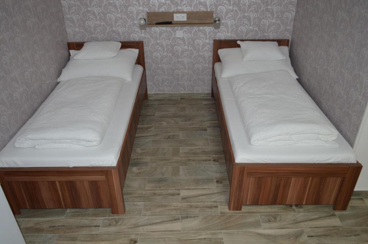 Bettina Vendeghaz Apartment Kiskoros Bagian luar foto