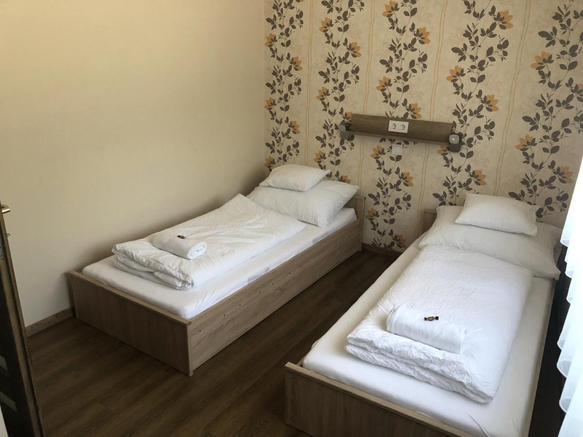Bettina Vendeghaz Apartment Kiskoros Bagian luar foto