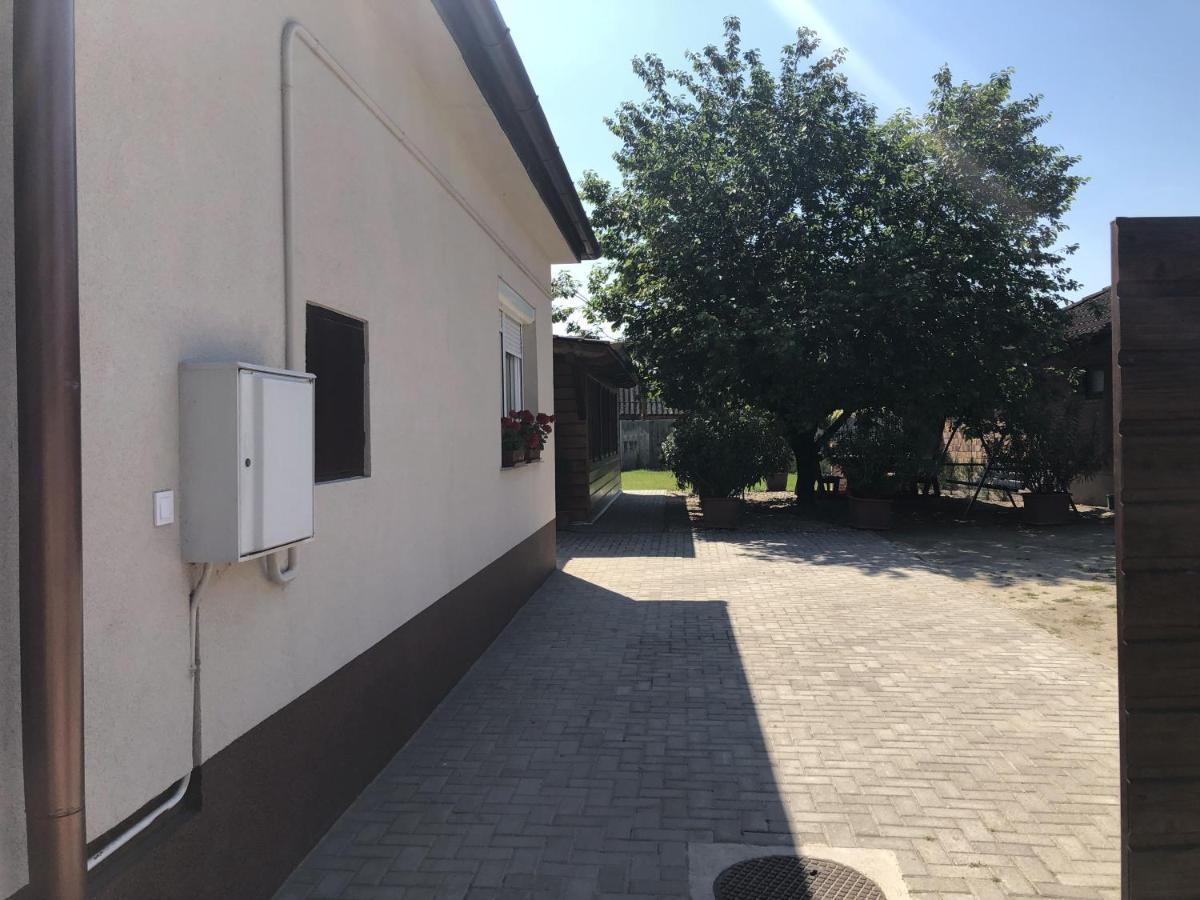 Bettina Vendeghaz Apartment Kiskoros Bagian luar foto