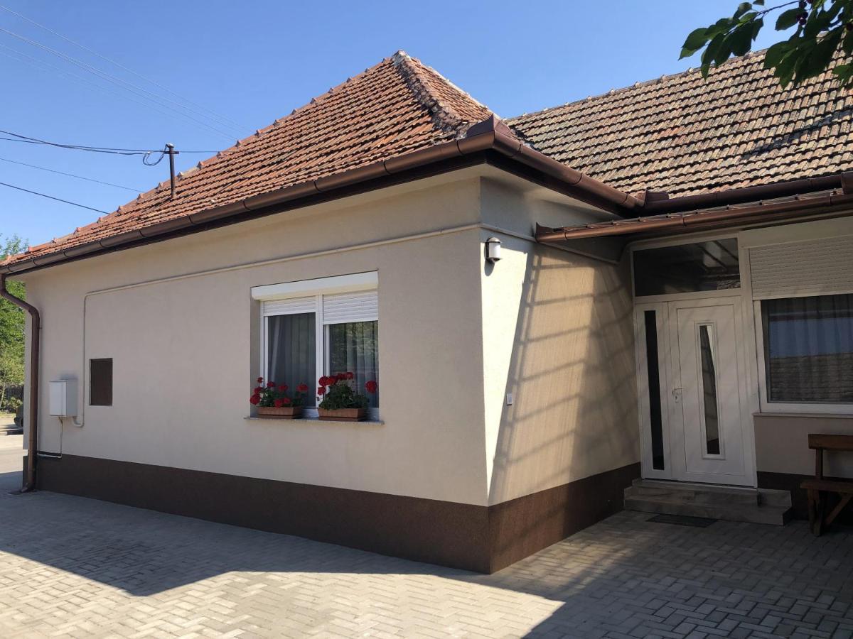 Bettina Vendeghaz Apartment Kiskoros Bagian luar foto