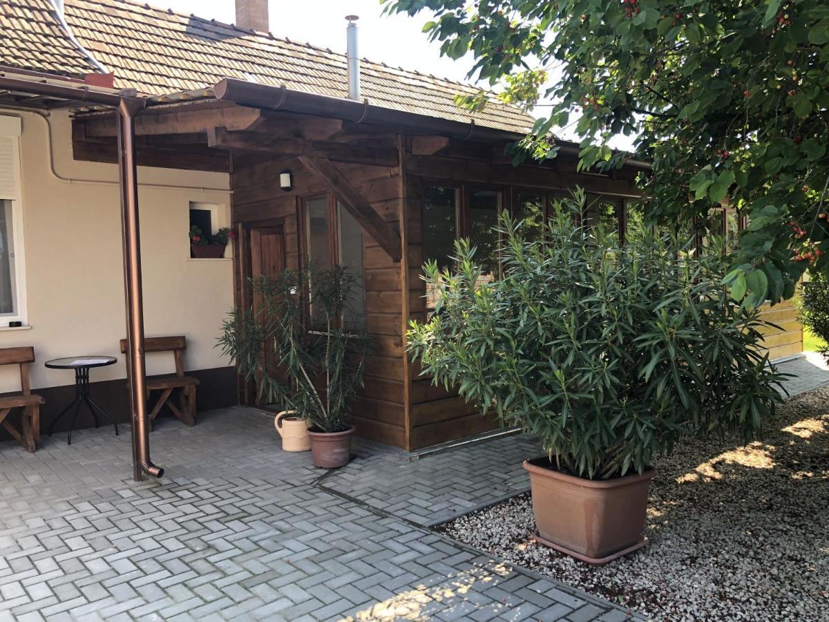 Bettina Vendeghaz Apartment Kiskoros Bagian luar foto